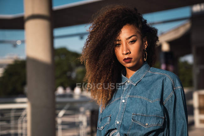 Africano mulher americana em camisa jeans olhando para a câmera — Fotografia de Stock