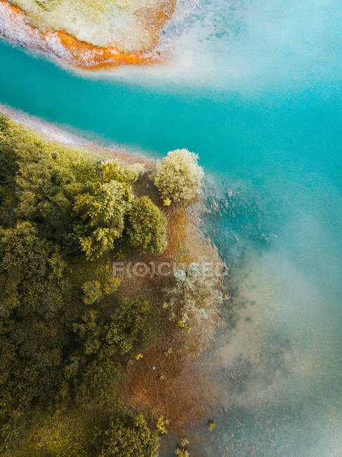 Vista aérea da água da lagoa azul-turquesa e das árvores verdes no Pais Vasco, País Basco, Espanha — Fotografia de Stock