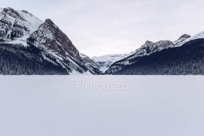 Schneefeld mit Bergen in Kanada — Stockfoto