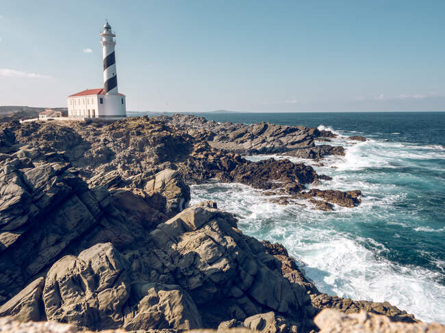 Leuchtturmbau und Ozean — Stockfoto
