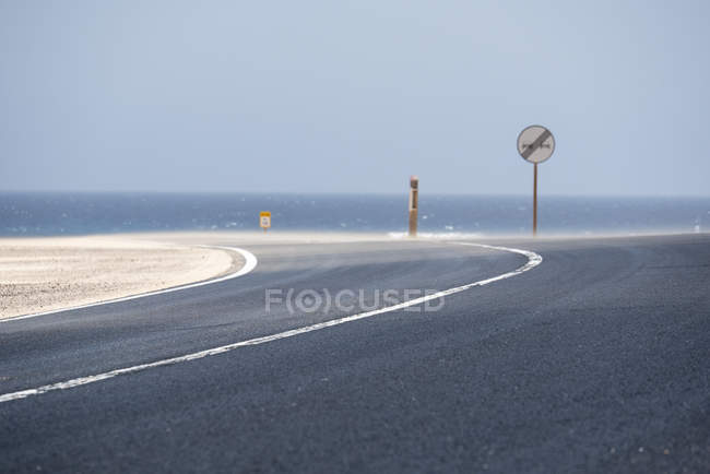 Autopistas y señales de tráfico en el desierto de Fuerteventura, Islas Canarias - foto de stock