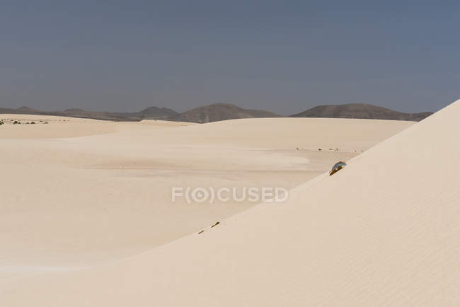 Dunes de sable sans fin et ciel nuageux, Îles Canaries — Photo de stock
