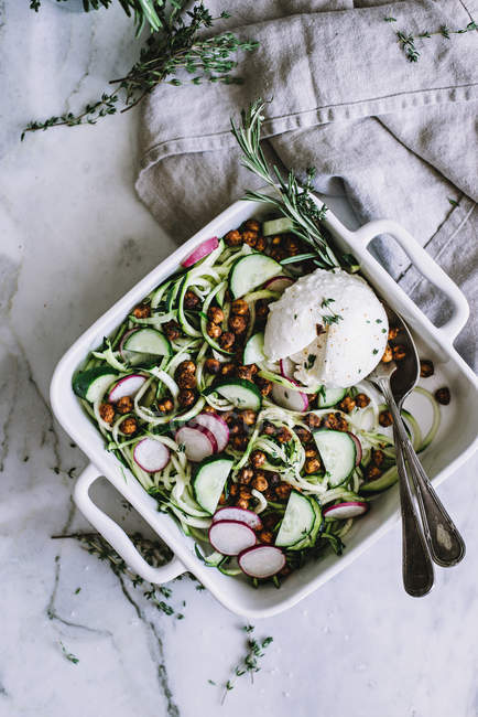 Salada de abobrinha em prato estampado com colher — Fotografia de Stock