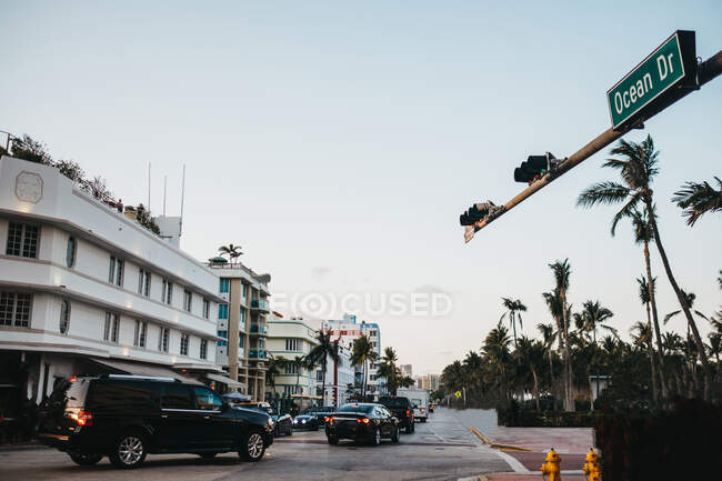 Auto di lusso cavalcando su strada stretta in tempo nuvoloso nella città di Miami — Foto stock