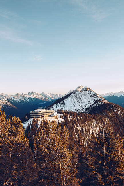 Montagna e costruzione con boschi in Canada — Foto stock