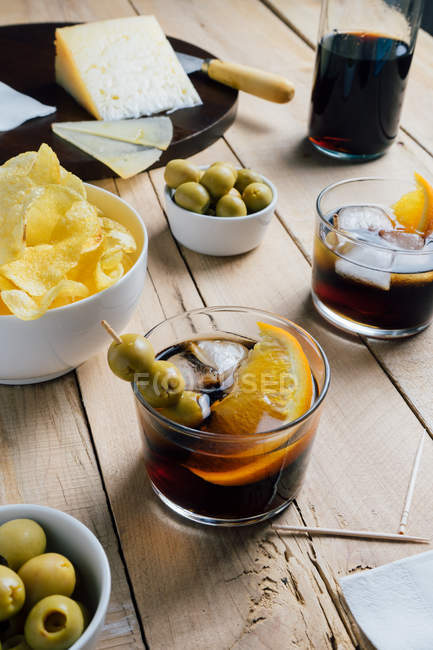 Cocktails und Snacks auf Holztisch serviert — Stockfoto
