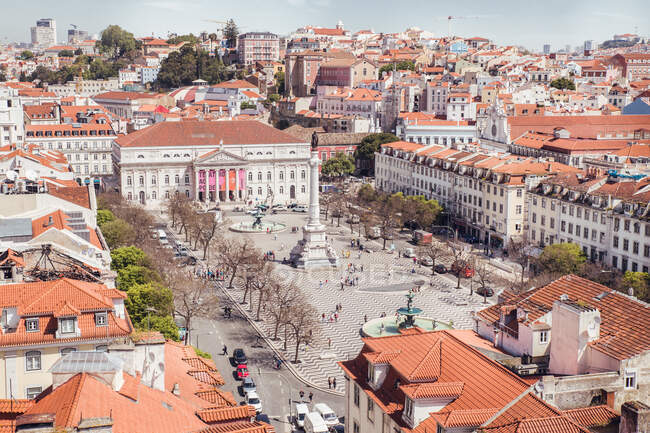 Вид с воздуха на город с оранжевыми крышами и площади в Синтре, Лиссабон, Португалия — стоковое фото