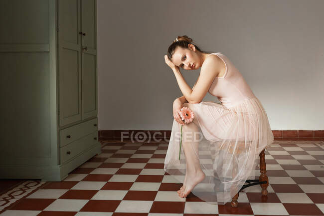 Привлекательная леди сидит на полу — стоковое фото