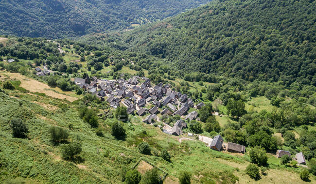 Вид с воздуха на город в долине — стоковое фото