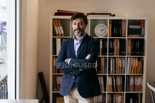 Erwachsener Mann posiert im Büro — Stockfoto