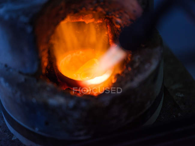 Крупним планом металеве опалення на ювелірному заводі — стокове фото