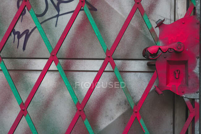 Bemaltes Gitter über Tür — Stockfoto