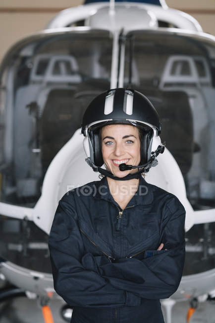 Портрет усміхненого пілота жіночого вертольота в ангарі — стокове фото