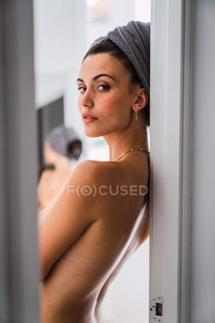 Porträt einer jungen sinnlichen Frau oben ohne, die im Badezimmer steht — Stockfoto