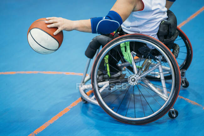 Deficientes homens do esporte em ação enquanto joga basquete indoor — Fotografia de Stock
