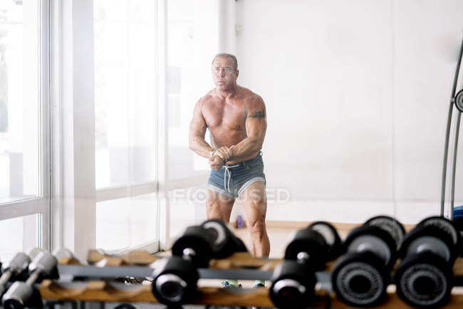 Homem mais velho muscular posando — Fotografia de Stock