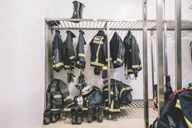 Uniformes de bomberos en ropa. - foto de stock