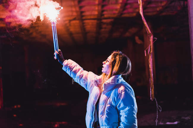 Jolie femme avec une torche flamboyante — Photo de stock