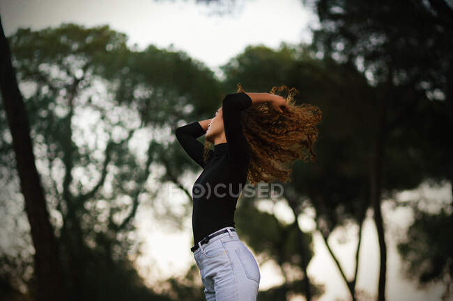 Стройная юная леди в парке — стоковое фото
