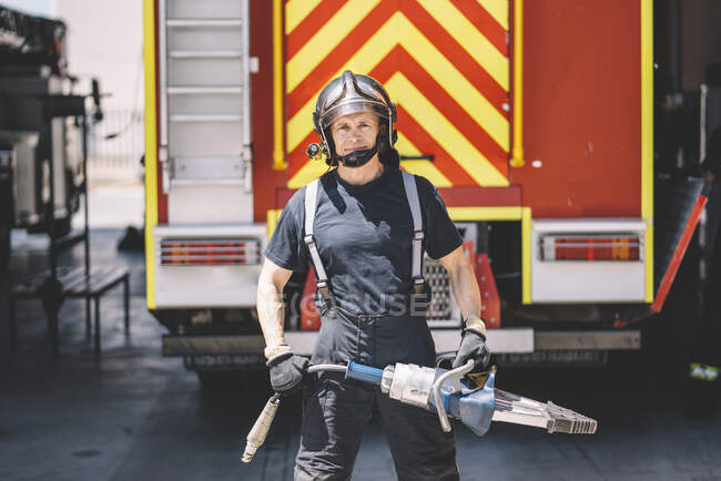 Пожежники, що працюють на пожежній станції . — стокове фото