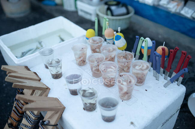Сверху кабинка с чашками свежих приманок и различными рыболовецкими принадлежностями на улице Стамбула — стоковое фото