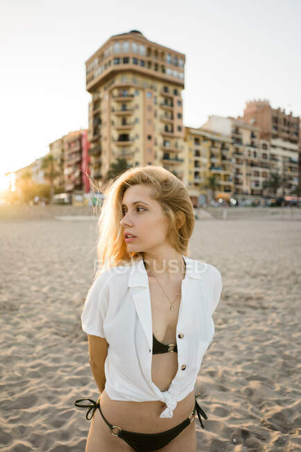 Linda fêmea em pé na praia — Fotografia de Stock