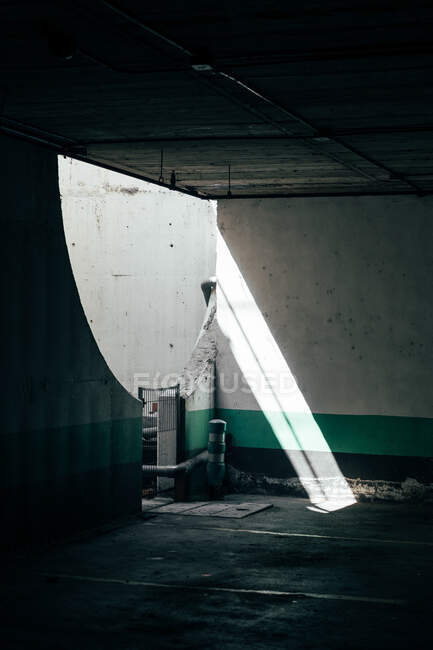 Kleines Tor zum leeren dunklen Raum in modernem Gebäude — Stockfoto