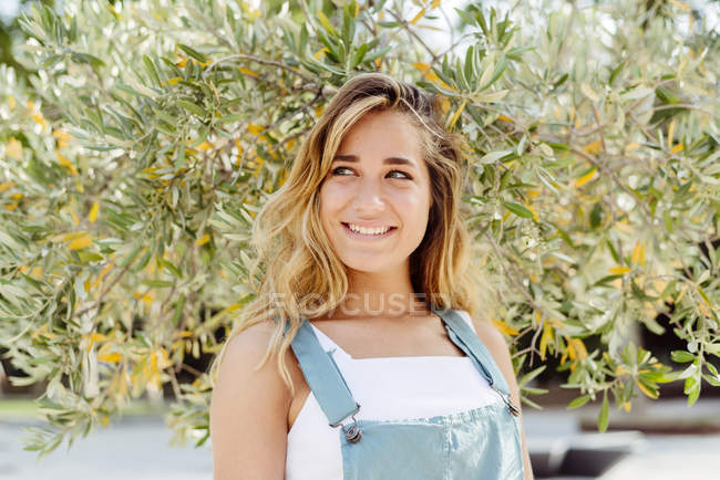 Smiling woman at tree — Stock Photo
