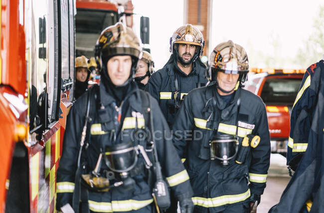 Pompiers travaillant à la caserne de pompiers. — Photo de stock