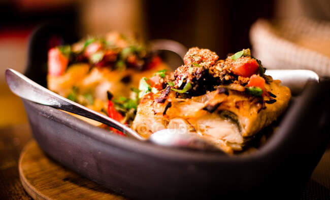 Closeup shot de deliciosa refeição com carne e legumes servidos em tigela castanha, Portugal — Fotografia de Stock