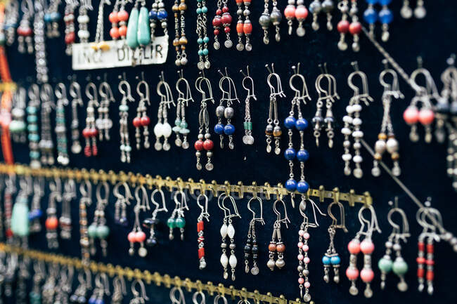 Close-up tiro de brincos variados pendurados na barraca no mercado em Istambul, Turquia — Fotografia de Stock