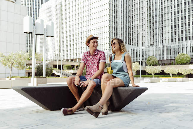 Couple sur banc moderne en ville — Photo de stock