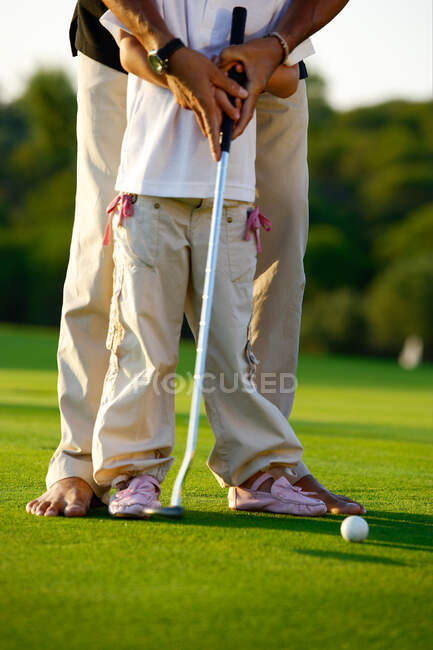 Hombres jugando al golf en el césped - foto de stock
