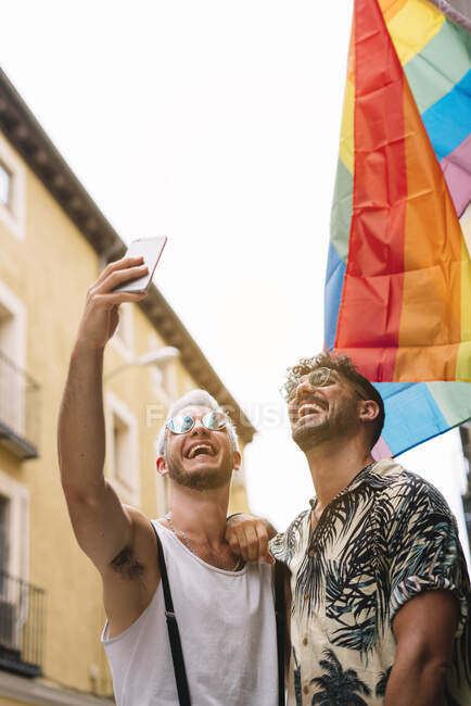Couple gay de garçons avec Smatphone dans la ville de Madrid — Photo de stock