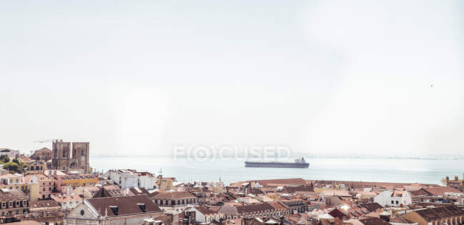 Вид на корабель, що пливе в старому місті в спокійному океані в Сінтрі (Лісабон, Португалія). — стокове фото