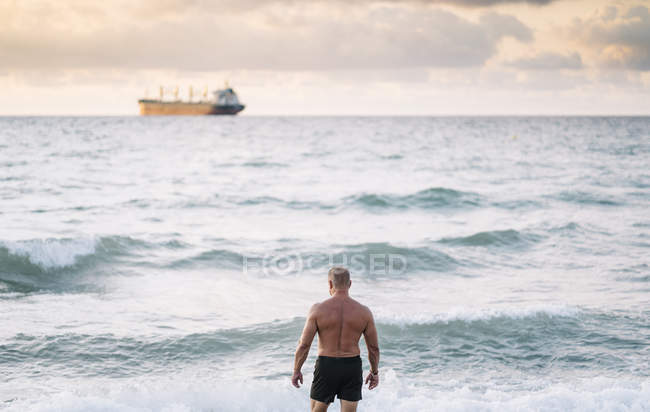 Strong old man looking the sea — Stock Photo