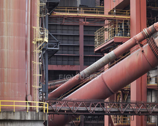 Будівля заводів і обладнання, виготовлене з червоного металу в промисловому районі Гіхон (Іспанія). — стокове фото