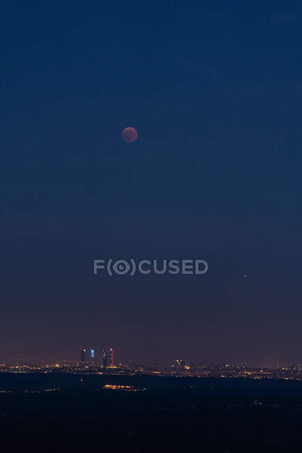 Amazing blood moon on dark night sky during eclipse in Madrid, Spain — Stock Photo