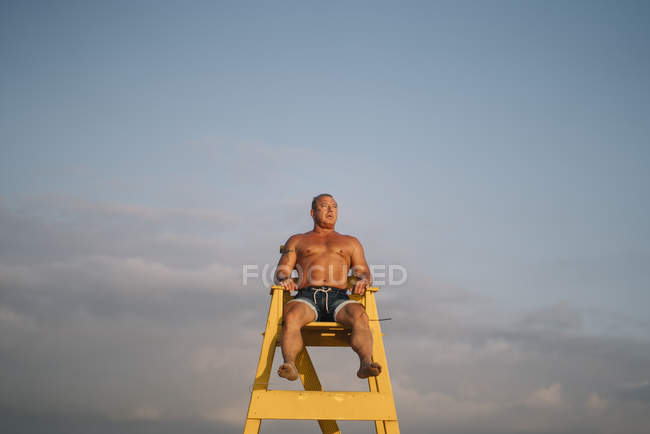 Resgate homem forte mantém relógio na praia — Fotografia de Stock