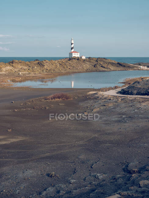 Скалистое побережье и маяк — стоковое фото