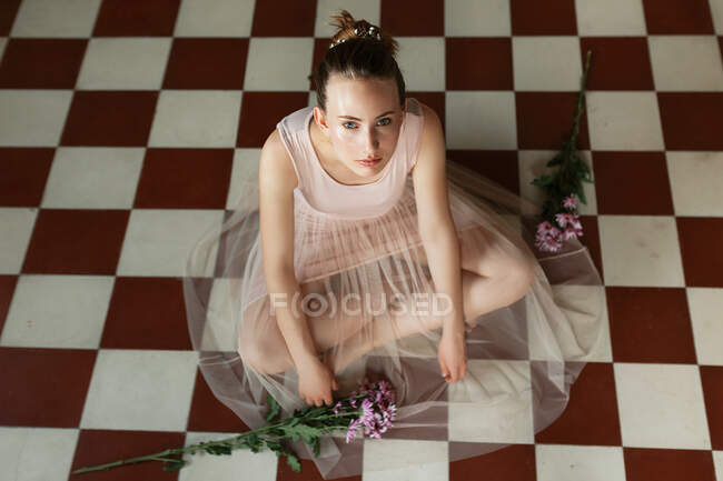 Senhora atraente sentado no chão — Fotografia de Stock