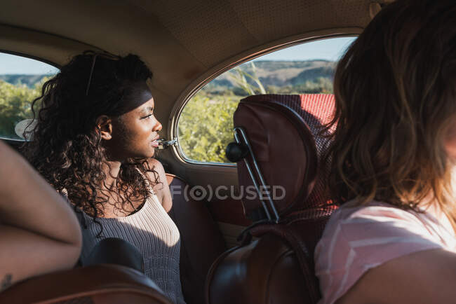 Schwarze Frau schaut während Autofahrt durchs Fenster — Stockfoto