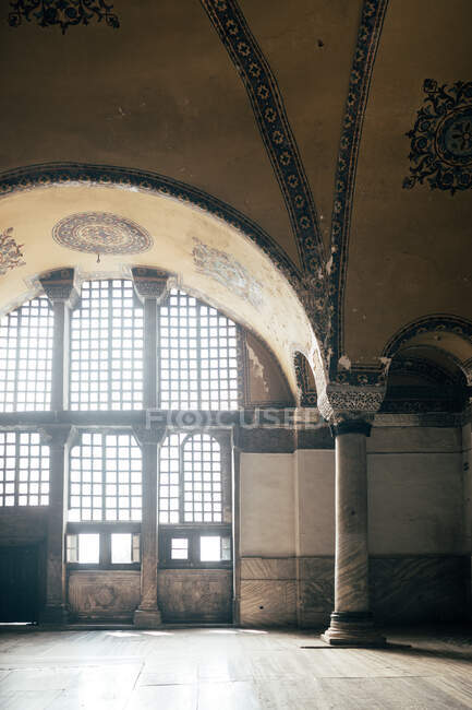 Pareti e soffitto splendidamente decorati su maestosa moschea a Istanbul, Turchia — Foto stock