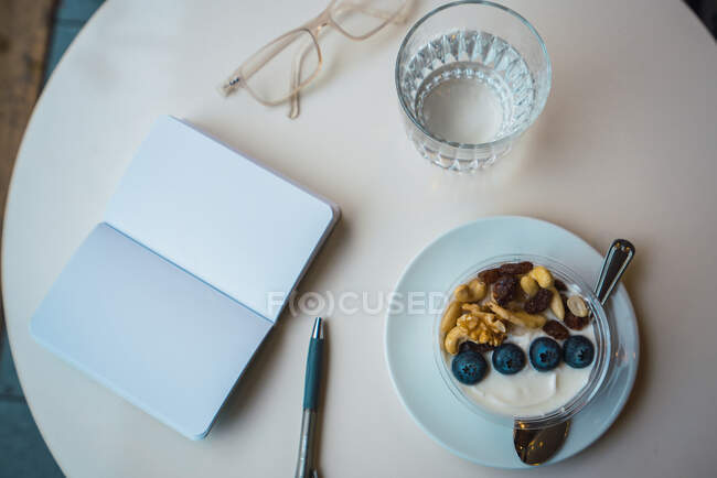 Sobremesa de frutas e caderno — Fotografia de Stock