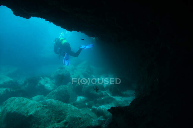 Subacquei in una grotta, fuerteventura isole canarie — Foto stock