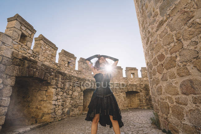 Рыжая средневековая девушка позирует вместе замок — стоковое фото