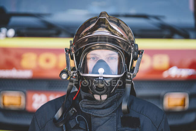 Bombeiro posa com capacete olhando para a câmera. — Fotografia de Stock