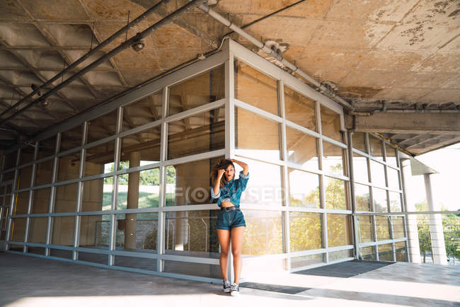 Funky African American young woman standing near wall — Stock Photo