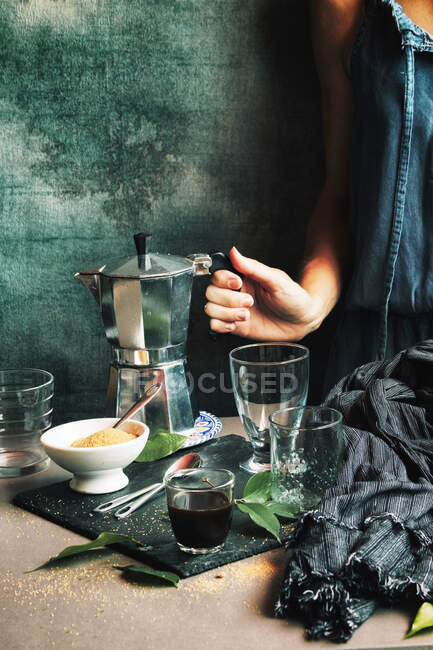 Mulher que serve café em vidro de cristal — Fotografia de Stock