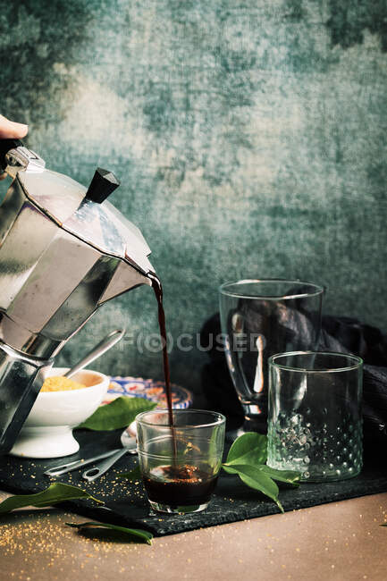 Mulher que serve café em vidro de cristal — Fotografia de Stock